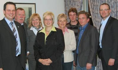 Der gesch�ftsf�hrende Vorstand
v. l. Andreas Grotendorst, Werner Brand, Gisela Schwane, Diana Br�mmel, Inge L�tten, Dominik Br�mmel, Jan G��ling und Jens Spahn 
