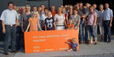 Ganz links Brgermeisterkandidat Andreas Grotendorst und rechts neben ihm die Gemeindeverbandsvositzende Diana Brmmel