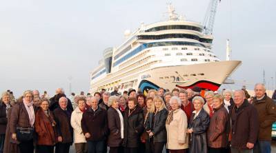 Die Teilnehmerinnen und Teilnehmer auf der Meyer-Werft Papenburg beim Auslaufen des Kreuzfahrtschiffes Aidabella